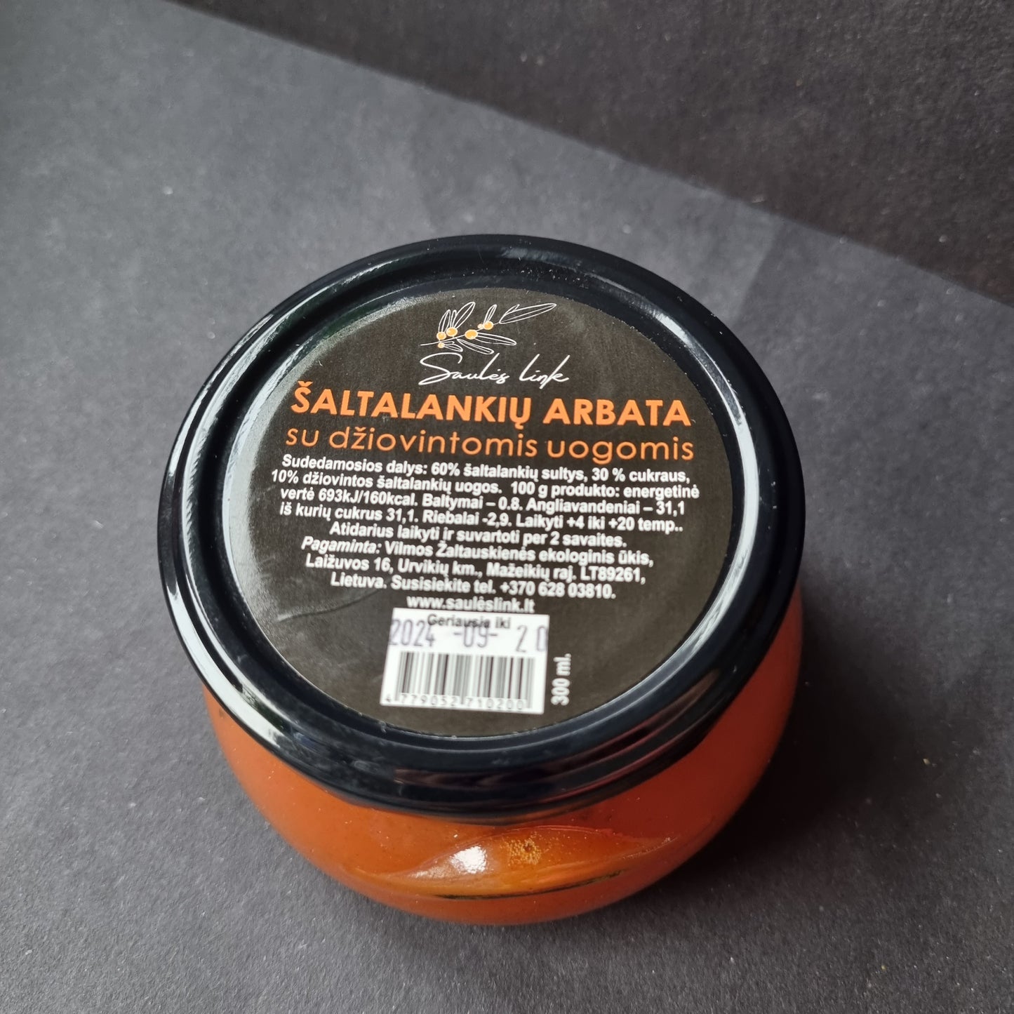 Šaltalankių arbata su džiovintomis uogomis