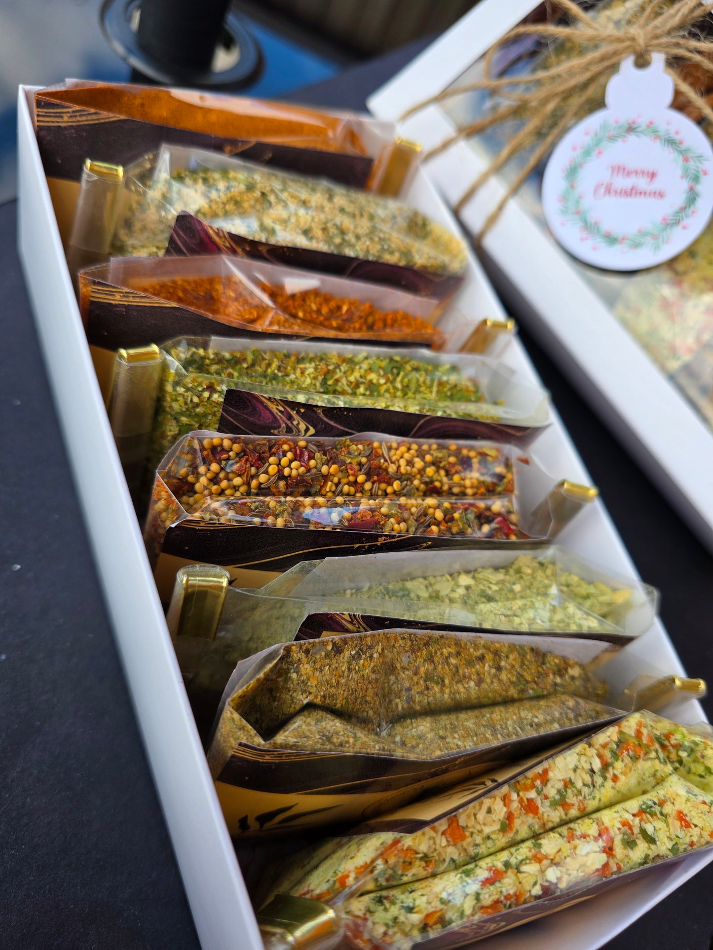 Kalėdinė prieskonių dovanų dėžutė (8 × 50 g.)