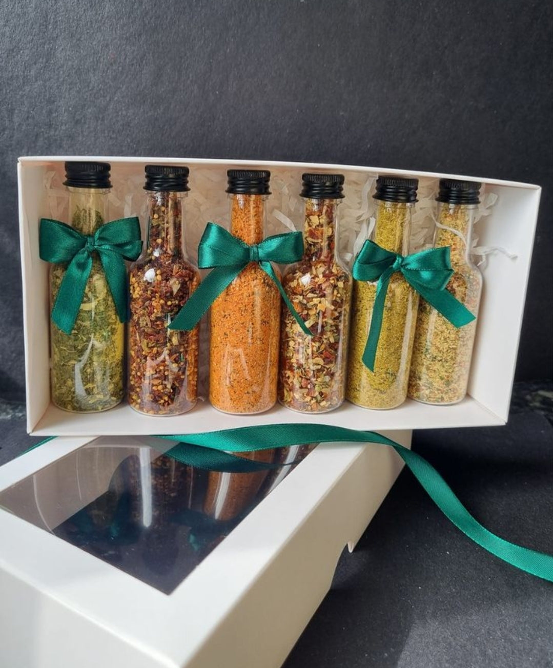 Prieskonių džentelmenai dėžutėje