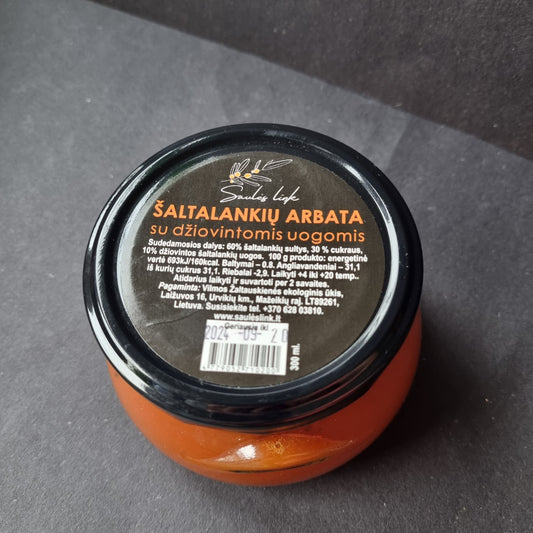 Šaltalankių arbata su džiovintomis uogomis